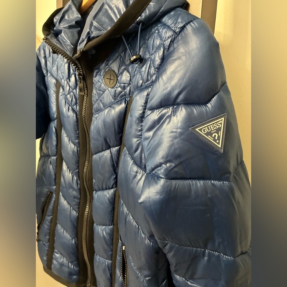 Women’s size small Guess Navy blue Puffer Coat with hood. Logo on left arm. - Picture 11 of 13
